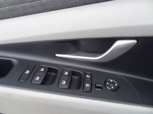 Used 2024 Hyundai Elantra Limited FWD image 15