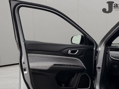 Used 2025 Jeep Compass Latitude image 12