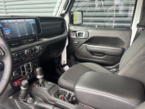 Used 2025 Jeep Wrangler Unlimited Rubicon 4xe w/ Safety Group AWD/4WD image 19
