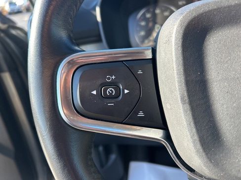 Used 2019 Volvo XC40 T5 Momentum image 8
