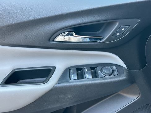 Used 2020 Chevrolet Equinox LS w/ LS Convenience Package FWD image 11