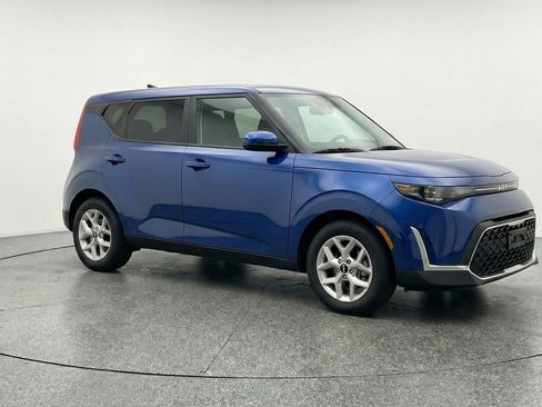 Used 2025 Kia Soul LX w/ LX Technology Package FWD image 1