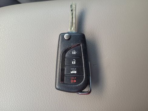 Used 2020 Toyota Camry LE image 32