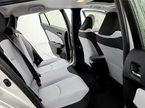 Used 2016 Toyota Prius Three w/ Advanced Technology Package image 18