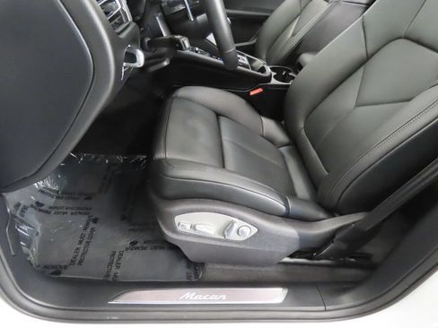 Certified 2026 Porsche Macan AWD/4WD image 41
