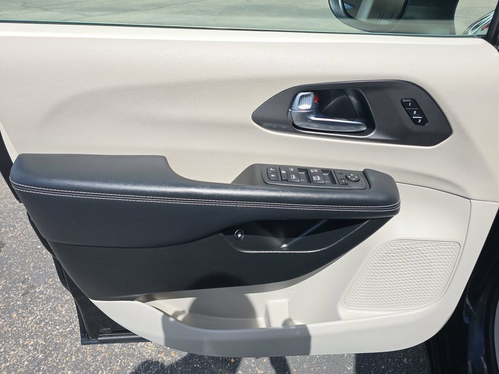 Used 2023 Chrysler Pacifica Touring-L FWD image 20