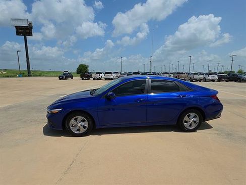 Used 2025 Hyundai Elantra SE FWD image 2