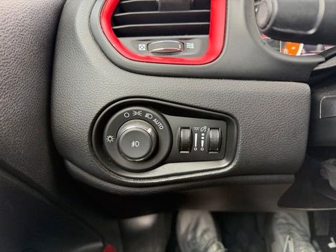 Used 2015 Jeep Renegade Trailhawk image 19