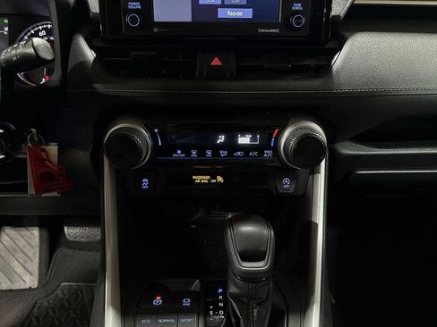Used 2021 Toyota RAV4 LE w/ Carpet Mat Package (TMS) AWD/4WD image 21