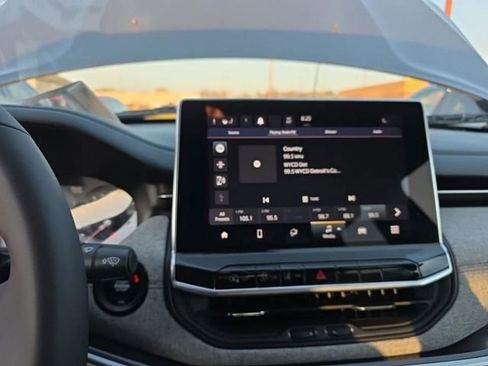 Used 2023 Jeep Compass Latitude image 8