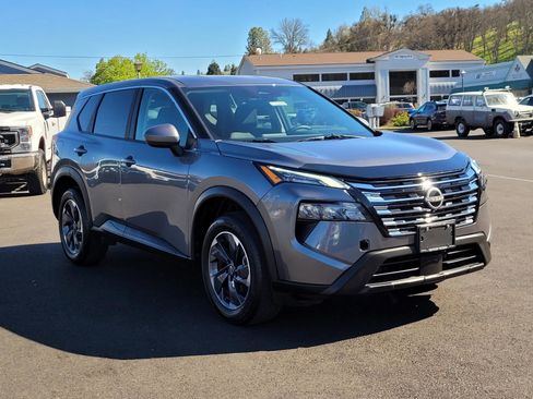 Used 2025 Nissan Rogue SV image 3