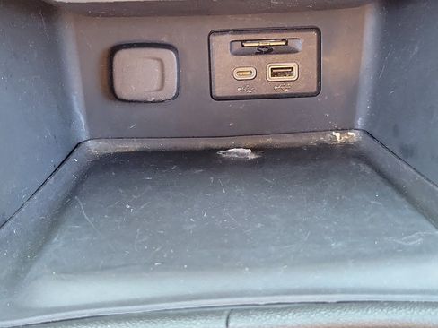 Used 2023 GMC Acadia SLT image 25