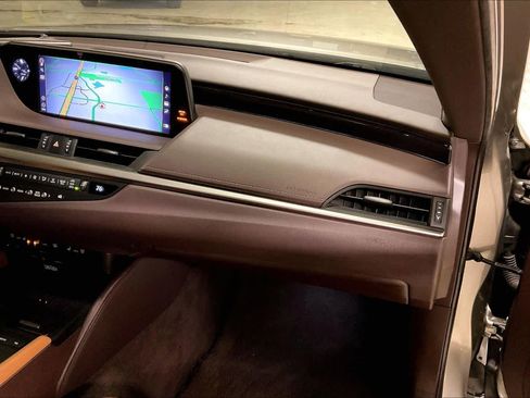 Used 2021 Lexus ES 300h Ultra Luxury w/ Accessory Package 2 image 18