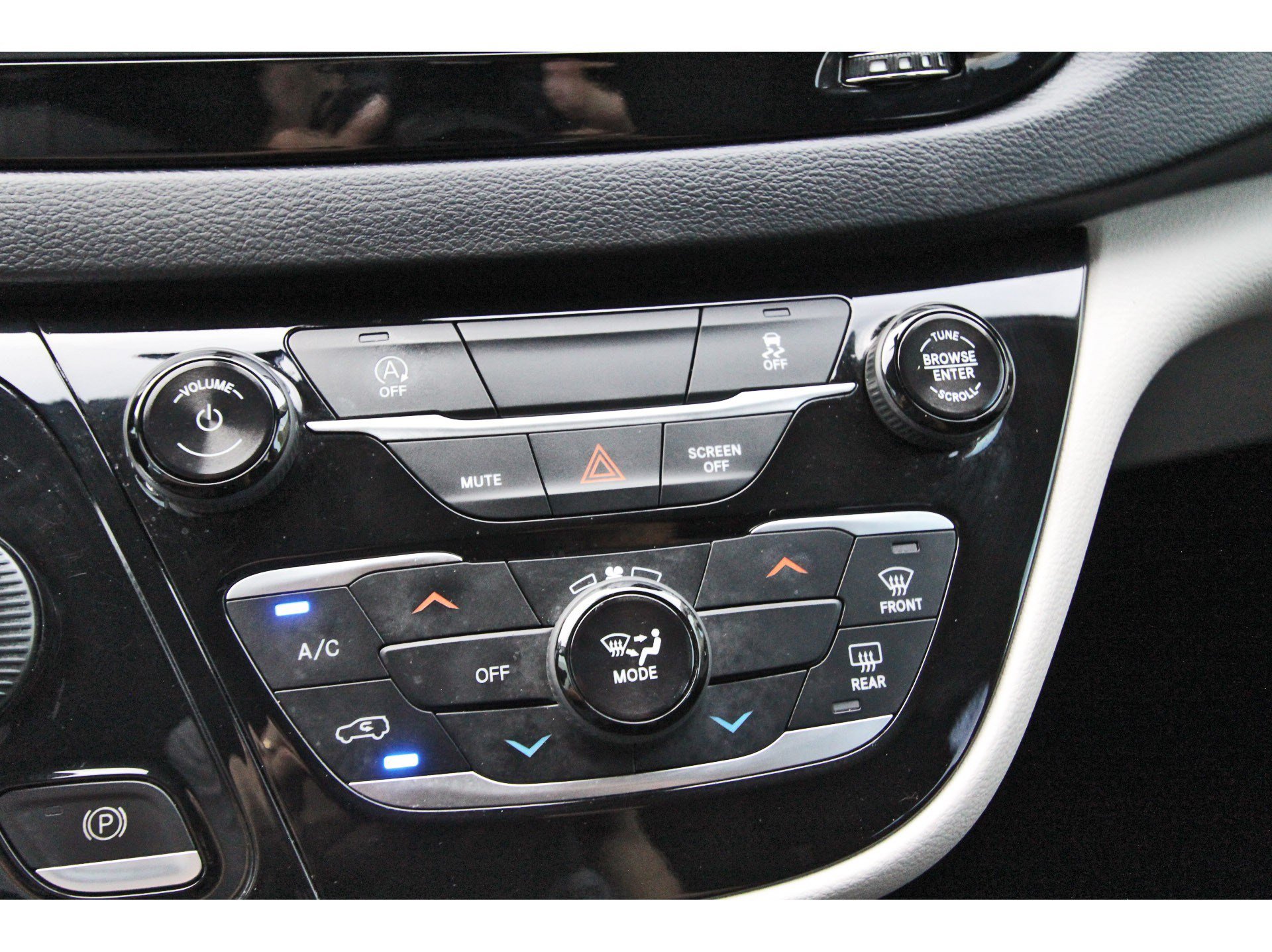 Used 2020 Chrysler Voyager L FWD image 30