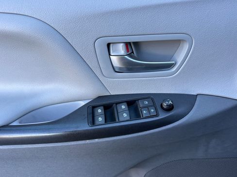 Used 2015 Toyota Sienna LE image 12