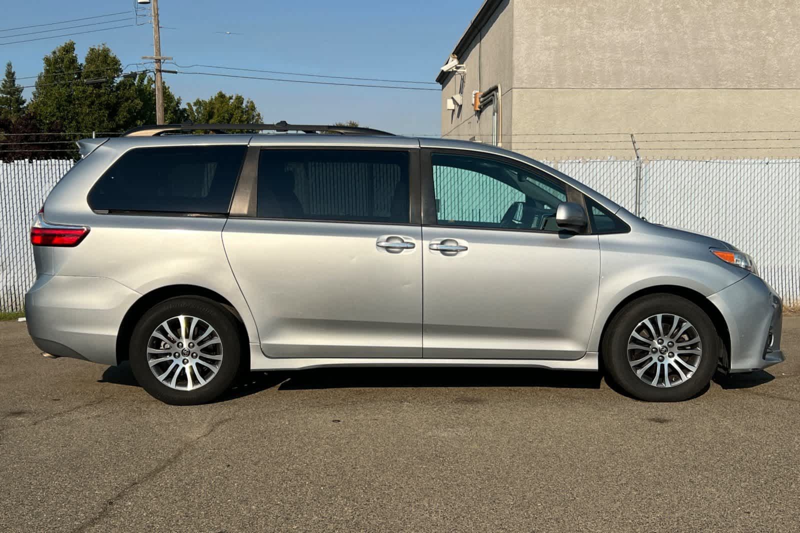 Used 2019 Toyota Sienna XLE w/ XLE Navigation Package FWD image 6