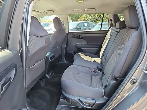 Used 2023 Toyota Highlander L AWD/4WD image 10