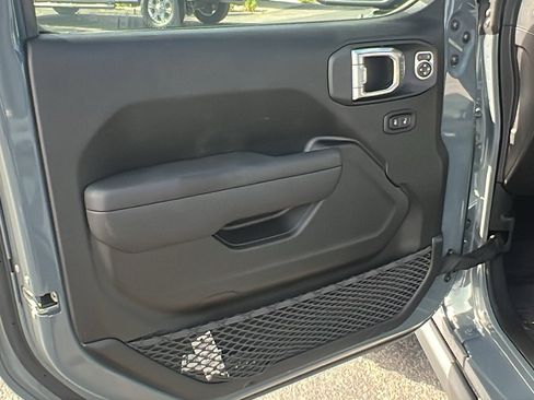 New 2025 Jeep Gladiator Willys image 14