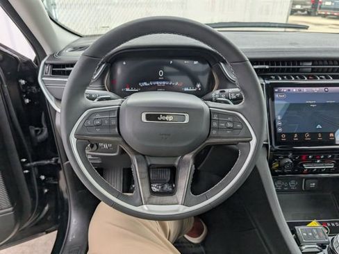 Used 2023 Jeep Grand Cherokee Limited w/ Luxury Tech Group II image 13