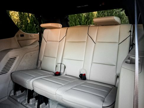 Used 2024 Cadillac Escalade Premium Luxury image 32