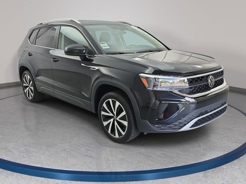 Certified 2024 Volkswagen Taos SE FWD image 3