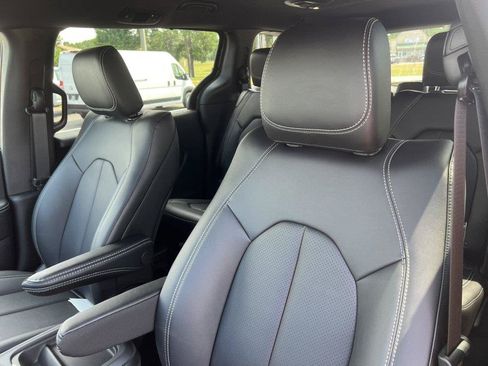New 2027 Chrysler Pacifica Select FWD image 11