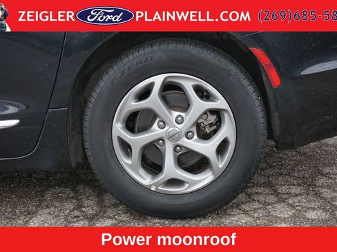 Used 2023 Chrysler Pacifica Limited FWD image 9
