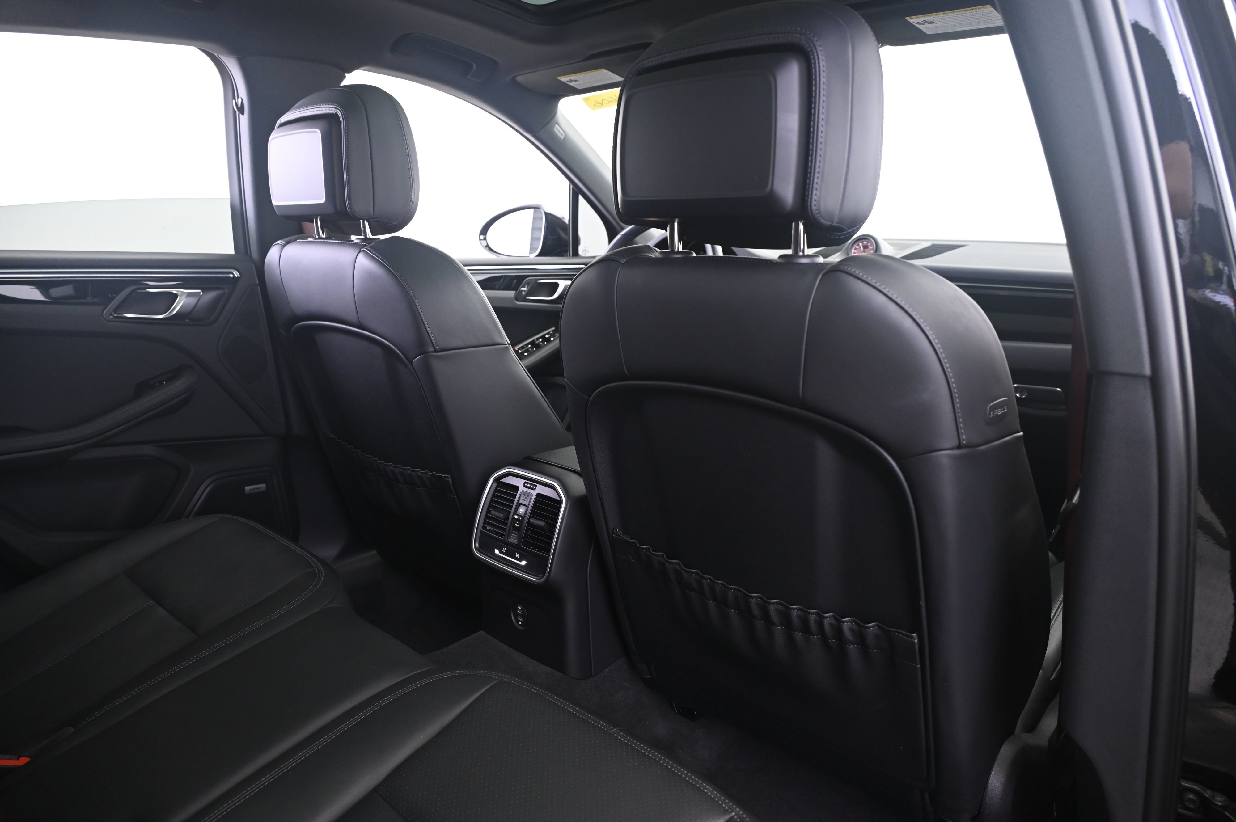 Certified 2023 Porsche Macan S AWD/4WD image 17