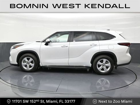 Used 2025 Toyota Highlander LE image 2