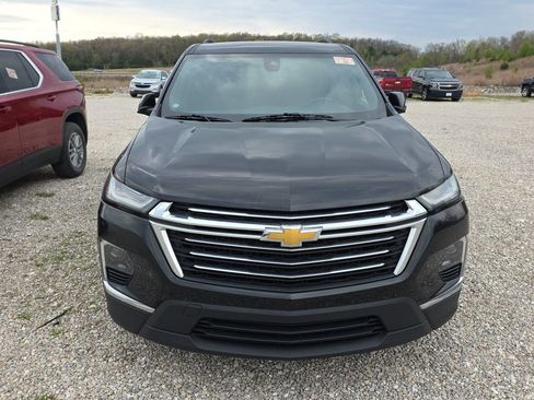 Used 2023 Chevrolet Traverse LT image 2