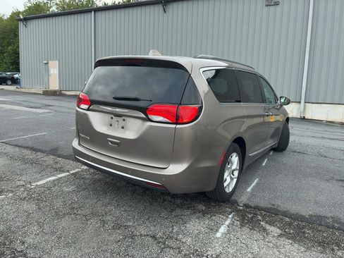 Used 2017 Chrysler Pacifica Touring-L w/ Tire & Wheel Group FWD image 4