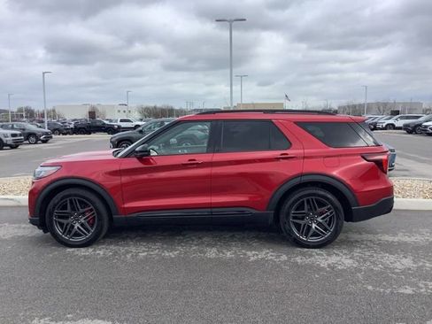 Used 2025 Ford Explorer ST AWD/4WD image 8