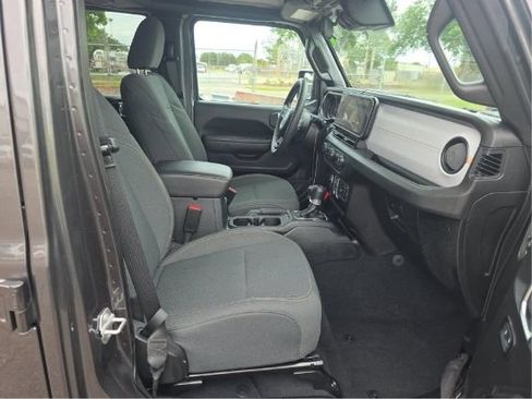 Used 2025 Jeep Gladiator Sport AWD/4WD image 4