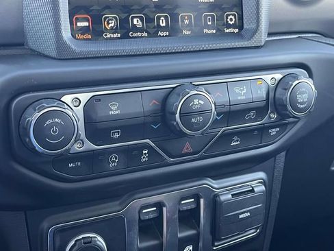 Used 2022 Jeep Wrangler Sport AWD/4WD image 29
