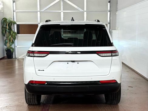 Used 2022 Jeep Grand Cherokee Altitude image 4