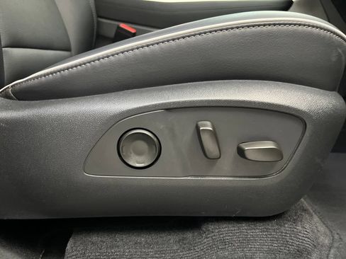 Used 2025 Buick Enclave Preferred AWD/4WD image 32