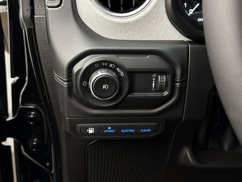 Used 2025 Jeep Wrangler Unlimited Sahara image 27