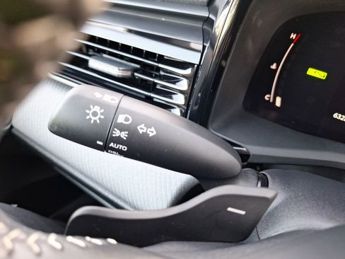 Used 2025 Toyota Camry SE w/ Multimedia Upgrade Package image 22