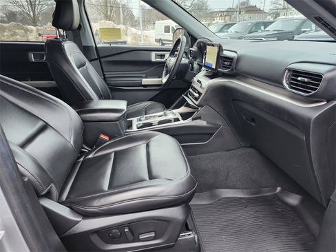 Used 2023 Ford Explorer XLT w/ Equipment Group 202A image 11