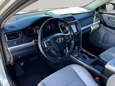 Used 2016 Toyota Camry SE w/ Moonroof Package image 12
