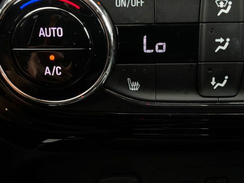 Used 2025 Chevrolet Trax LT w/ LT Convenience Package FWD image 26