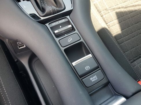 Used 2023 Honda HR-V LX image 30