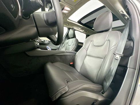 Used 2025 Volvo V90 B6 Cross Country Ultra w/ Climate Package image 18