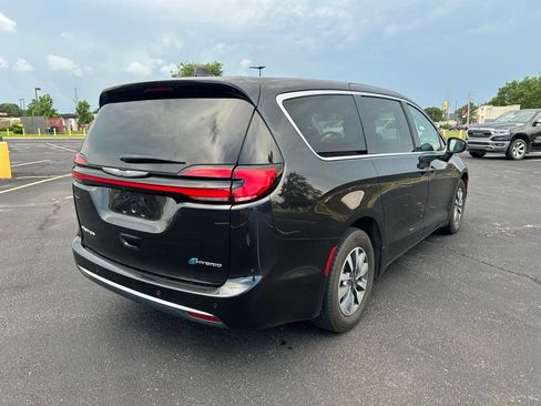 Used 2023 Chrysler Pacifica Touring-L FWD image 9