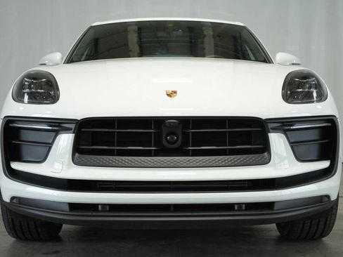 Certified 2025 Porsche Macan AWD/4WD image 11