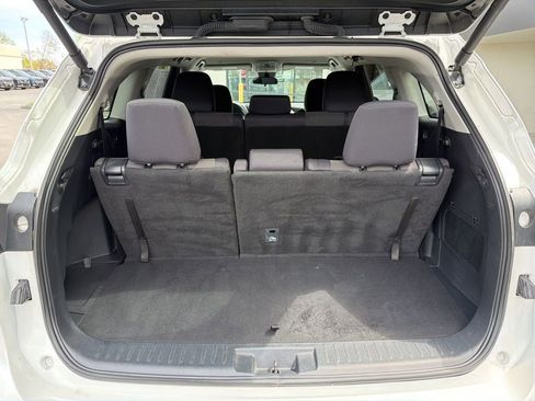 Used 2024 Toyota Highlander LE AWD/4WD image 17