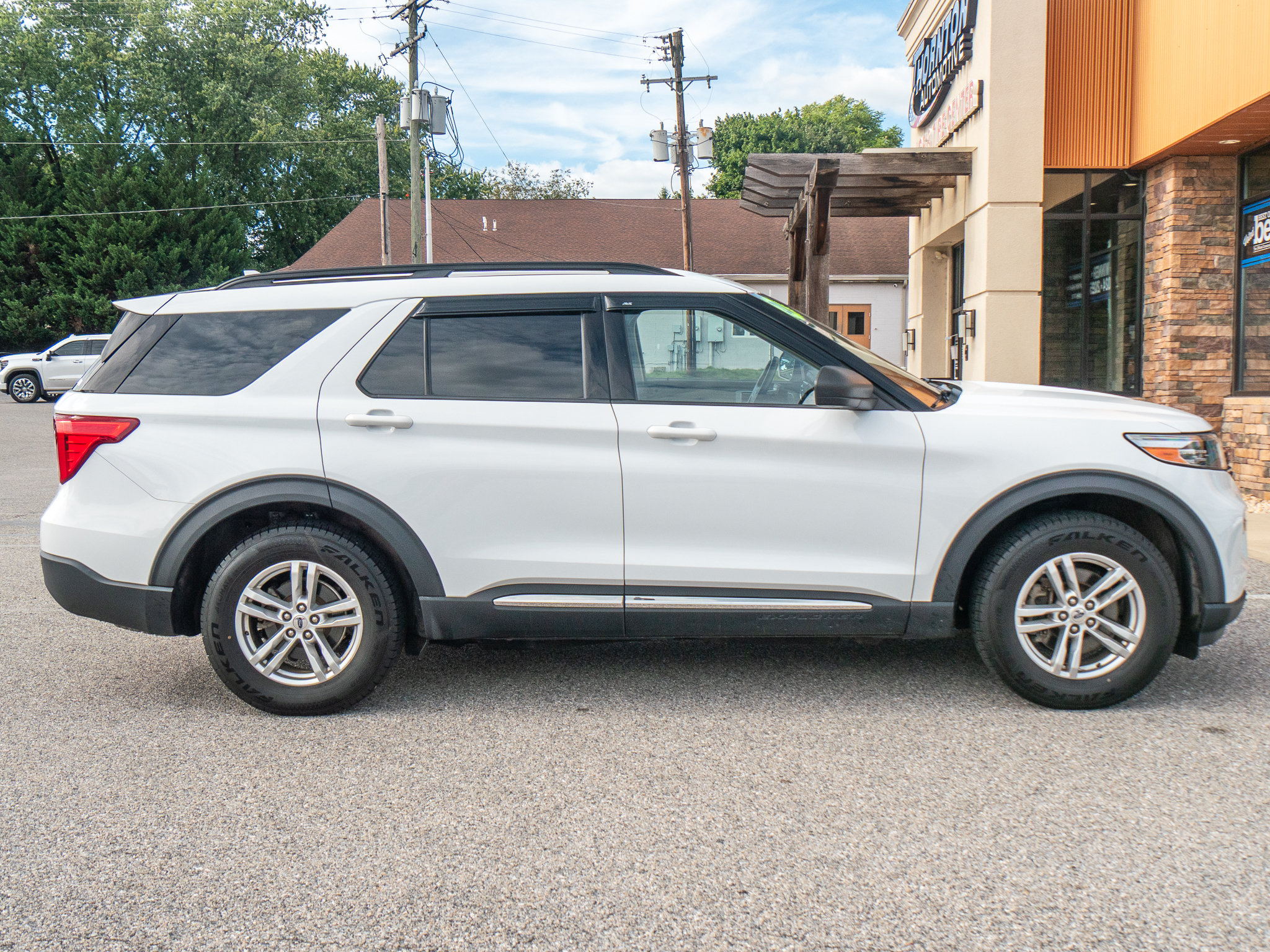 Used 2020 Ford Explorer XLT w/ Equipment Group 202A AWD/4WD image 2