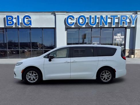 Used 2024 Chrysler Pacifica Touring-L FWD image 2