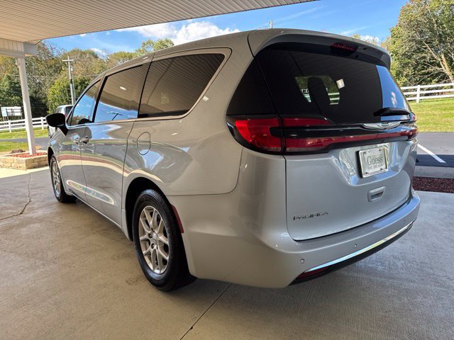 Used 2023 Chrysler Pacifica Touring-L FWD image 8