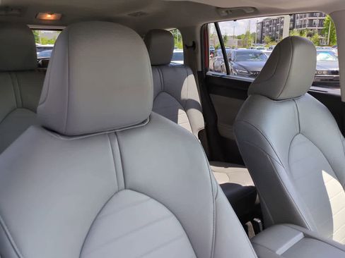 Used 2023 Toyota Highlander XLE FWD image 7
